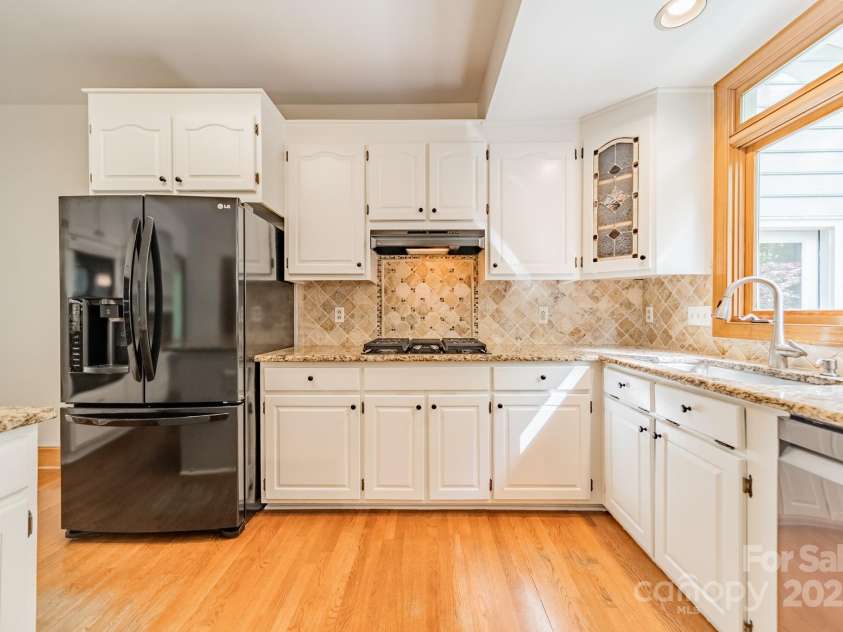 5232 Silchester Lane, Charlotte, NC 28215.  MLS# CAR4240756, YatesRealty ID 15138. Kitchen