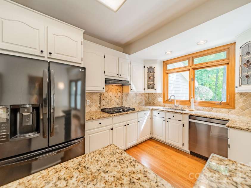 5232 Silchester Lane, Charlotte, NC 28215.  MLS# CAR4240756, YatesRealty ID 15138. Kitchen