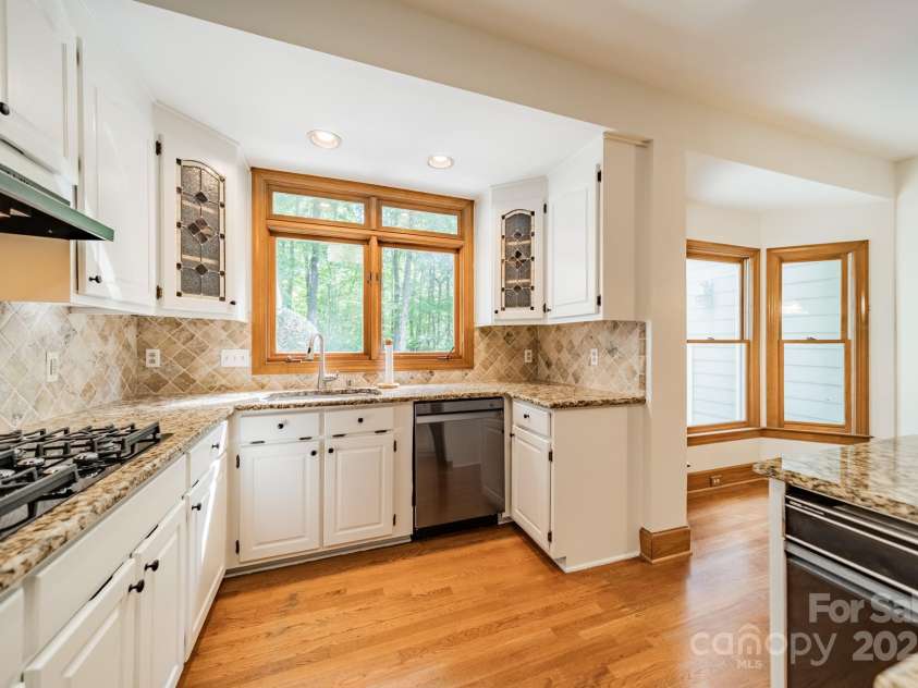 5232 Silchester Lane, Charlotte, NC 28215.  MLS# CAR4240756, YatesRealty ID 15138. Kitchen