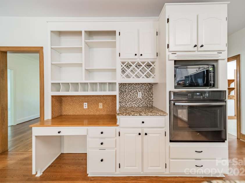 5232 Silchester Lane, Charlotte, NC 28215.  MLS# CAR4240756, YatesRealty ID 15138. Kitchen