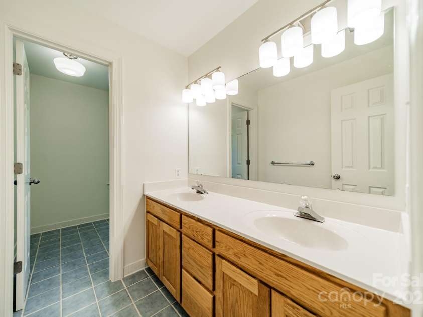5232 Silchester Lane, Charlotte, NC 28215.  MLS# CAR4240756, YatesRealty ID 15138. Main Full Bathroom