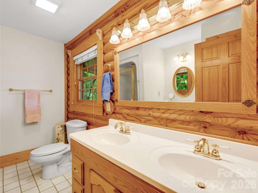 212 Glen Echo Circle, Saluda, NC 28773.  MLS# CAR4369603, YatesRealty ID 15139. En suite primary bath