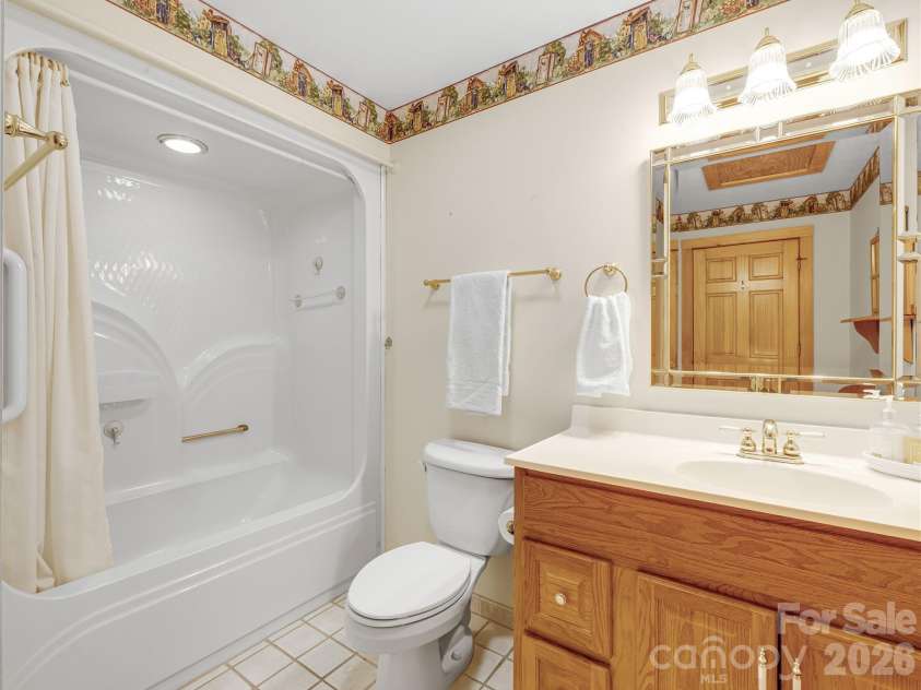 212 Glen Echo Circle, Saluda, NC 28773.  MLS# CAR4369603, YatesRealty ID 15139. Full hall bathroom