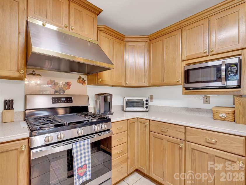 212 Glen Echo Circle, Saluda, NC 28773.  MLS# CAR4369603, YatesRealty ID 15139. Gas range with griddle