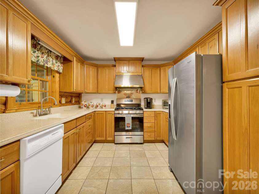 212 Glen Echo Circle, Saluda, NC 28773.  MLS# CAR4369603, YatesRealty ID 15139. Perfect cooking triangle