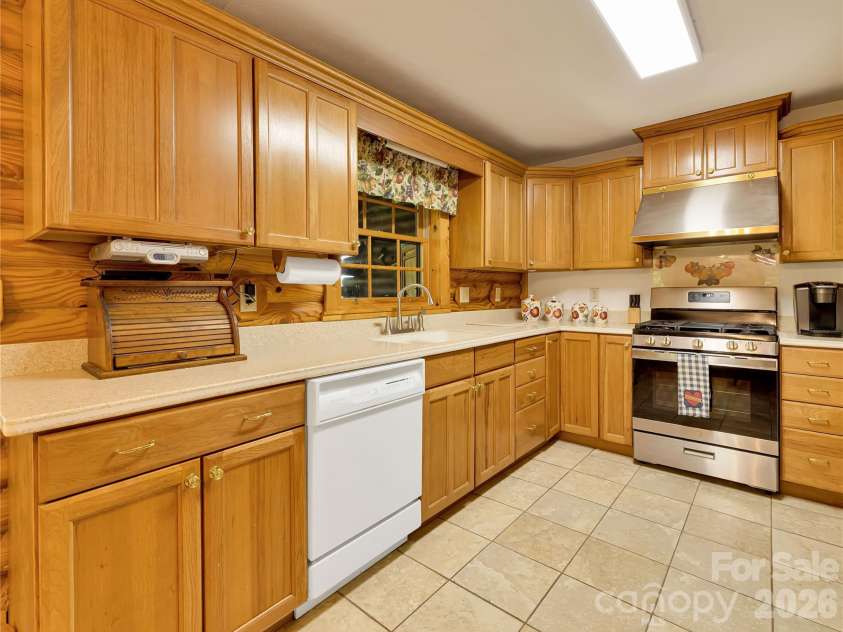 212 Glen Echo Circle, Saluda, NC 28773.  MLS# CAR4369603, YatesRealty ID 15139. Solid surface countertops