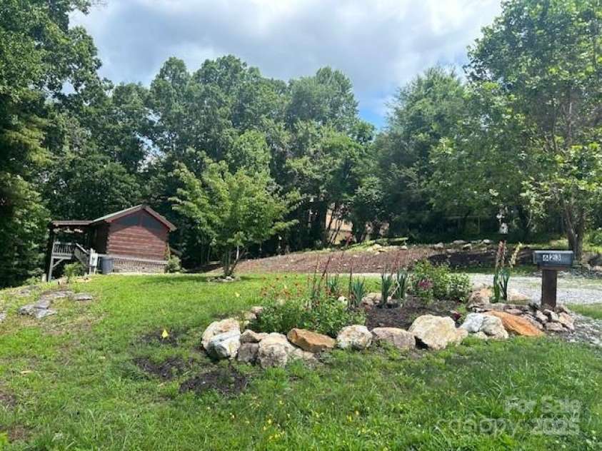 623 Overlook Drive, Spruce Pine, NC 28777.  MLS# CAR4263379, YatesRealty ID 15139. 