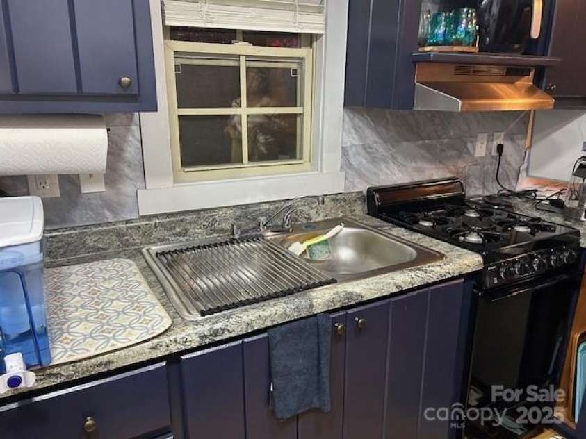 623 Overlook Drive, Spruce Pine, NC 28777.  MLS# CAR4263379, YatesRealty ID 15139. 