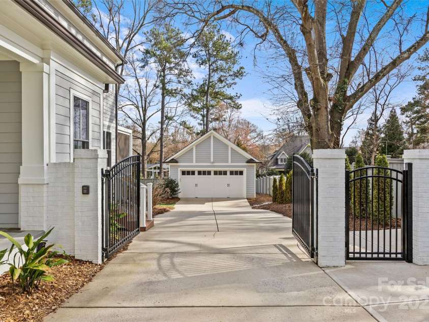 228 Heathwood Road, Charlotte, NC 28211.  MLS# CAR4209014, YatesRealty ID 1514. 
