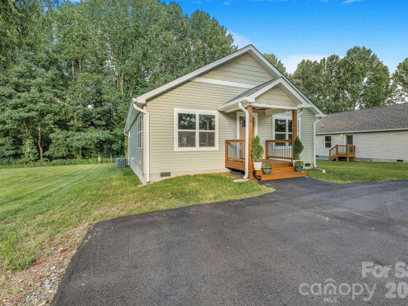 1196 Crabtree Road, Waynesville, NC 28785.  MLS# CAR4367690, YatesRealty ID 15143. Great parking