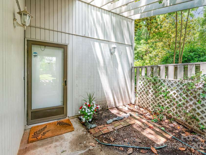 7900 Horse Chestnut Lane, Charlotte, NC 28277.  MLS# CAR4262991, YatesRealty ID 15143. 