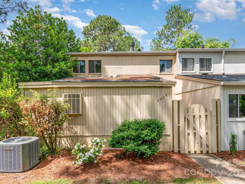 7928 Horse Chestnut Lane, Charlotte, NC 28277.  MLS# CAR4262931, YatesRealty ID 15144. 