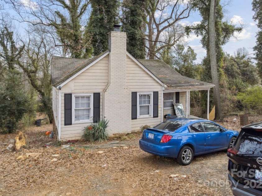 655 Bradford Drive, Charlotte, NC 28208.  MLS# CAR4330190, YatesRealty ID 15146. 