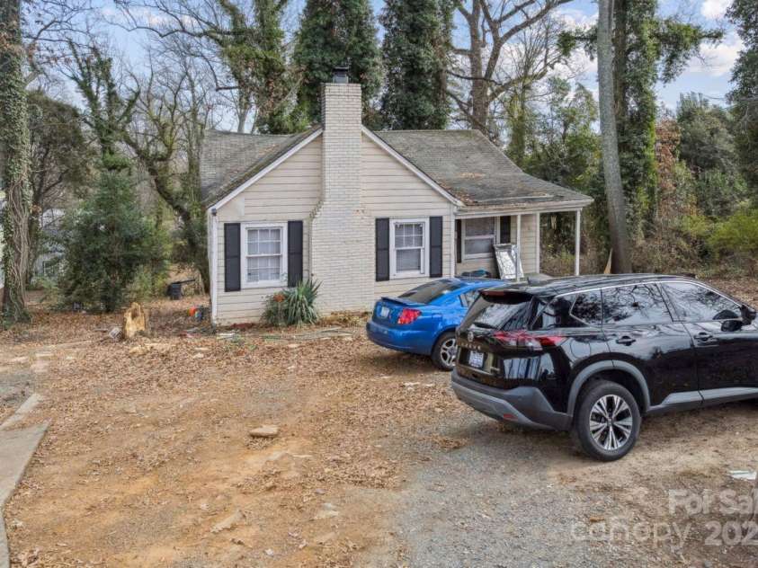 655 Bradford Drive, Charlotte, NC 28208.  MLS# CAR4330190, YatesRealty ID 15146. 