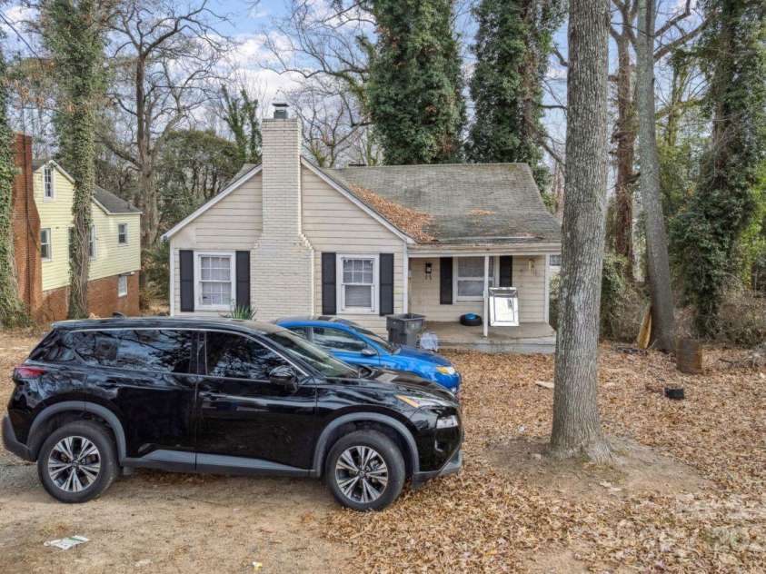 655 Bradford Drive, Charlotte, NC 28208.  MLS# CAR4330190, YatesRealty ID 15146. 