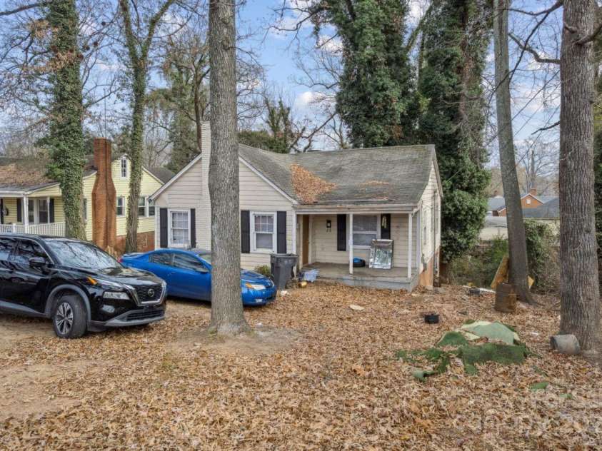655 Bradford Drive, Charlotte, NC 28208.  MLS# CAR4330190, YatesRealty ID 15146. 