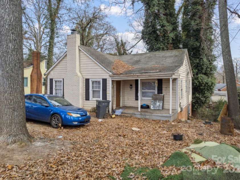 655 Bradford Drive, Charlotte, NC 28208.  MLS# CAR4330190, YatesRealty ID 15146. 