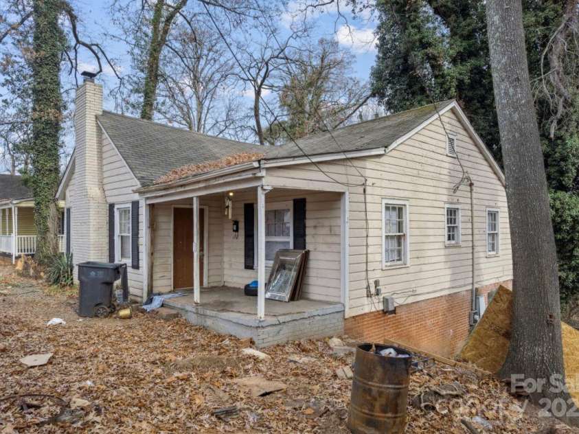 655 Bradford Drive, Charlotte, NC 28208.  MLS# CAR4330190, YatesRealty ID 15146. 