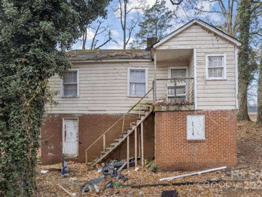 655 Bradford Drive, Charlotte, NC 28208.  MLS# CAR4330190, YatesRealty ID 15146. 