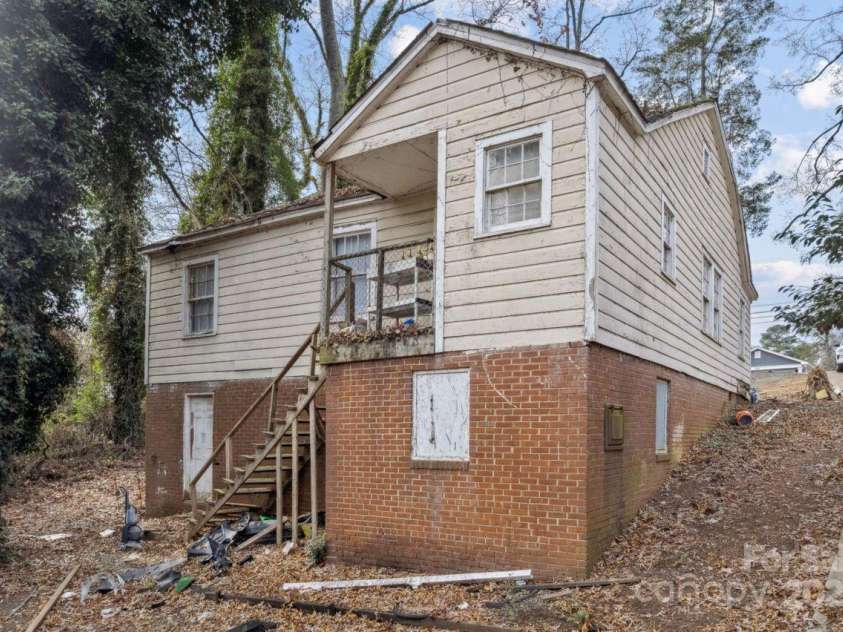 655 Bradford Drive, Charlotte, NC 28208.  MLS# CAR4330190, YatesRealty ID 15146. 