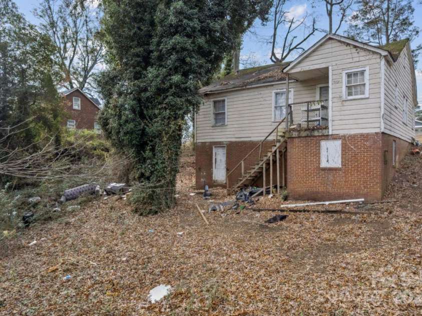 655 Bradford Drive, Charlotte, NC 28208.  MLS# CAR4330190, YatesRealty ID 15146. 