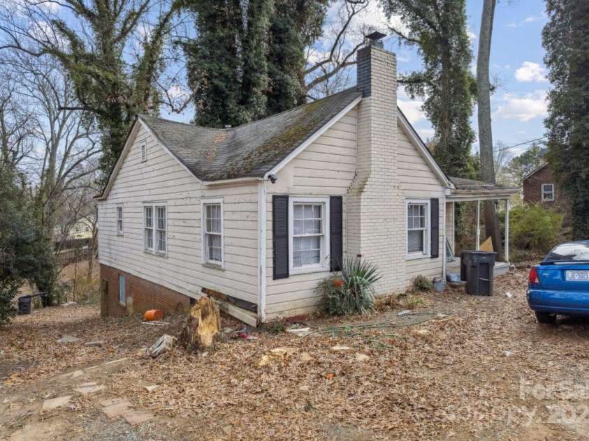 655 Bradford Drive, Charlotte, NC 28208.  MLS# CAR4330190, YatesRealty ID 15146. 