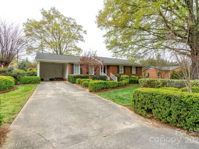 6307 Roanoke Drive, Kannapolis, NC 28081.  MLS# CAR4242668, YatesRealty ID 15148. Front