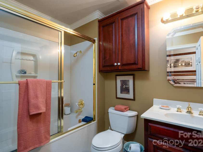 6307 Roanoke Drive, Kannapolis, NC 28081.  MLS# CAR4242668, YatesRealty ID 15148. Main Bath