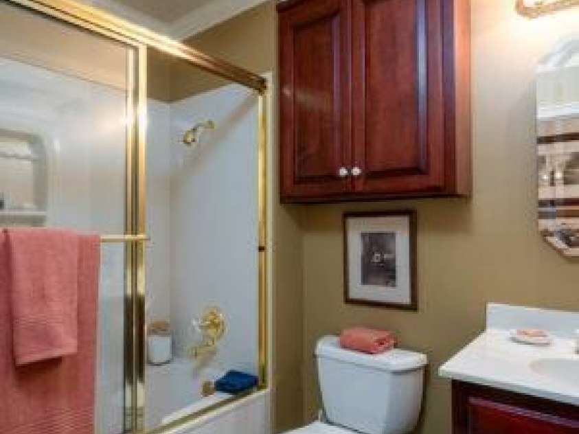 6307 Roanoke Drive, Kannapolis, NC 28081.  MLS# CAR4242668, YatesRealty ID 15148. Main Bath