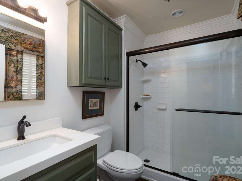 6307 Roanoke Drive, Kannapolis, NC 28081.  MLS# CAR4242668, YatesRealty ID 15148. Primary Bath