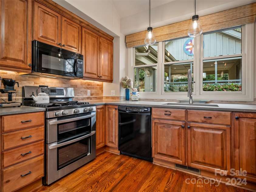 14 Wild Ivy Run, Hendersonville, NC 28739.  MLS# CAR4202089, YatesRealty ID 15149. 