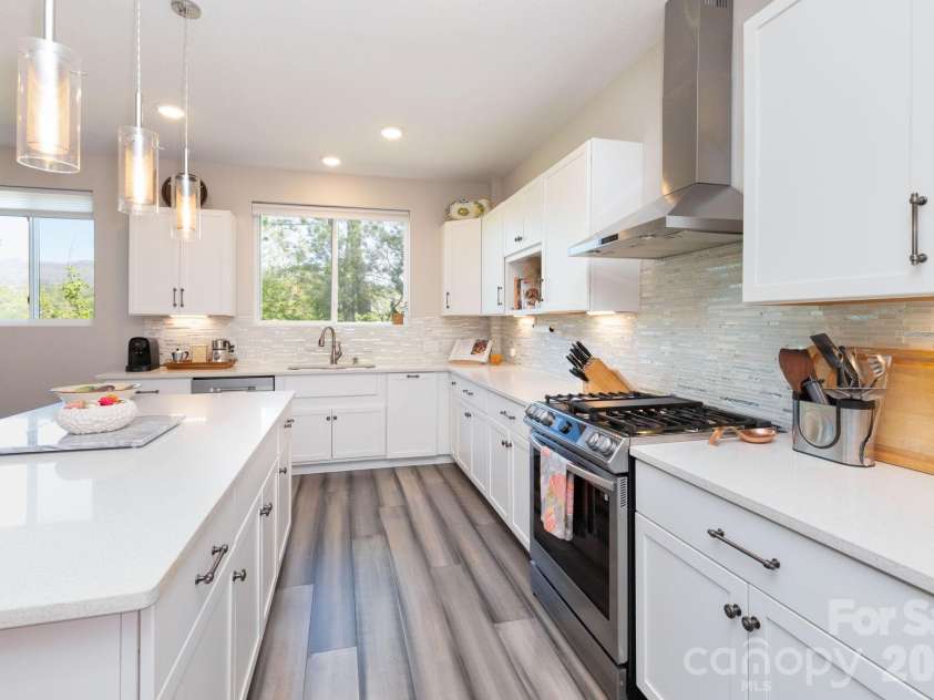 36 Spy Pointe Lane, Fletcher, NC 28732.  MLS# CAR4372672, YatesRealty ID 15149. Kitchen