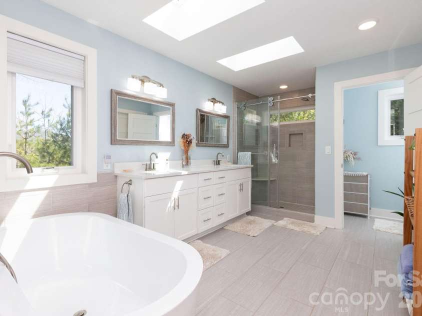 36 Spy Pointe Lane, Fletcher, NC 28732.  MLS# CAR4372672, YatesRealty ID 15149. Primary Bathroom