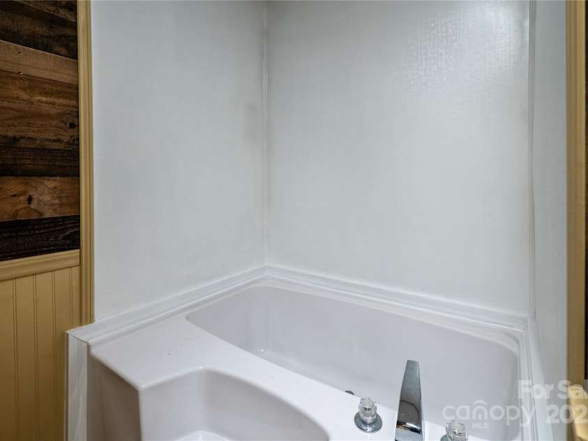 4428 Turkey Lane, Rock Hill, SC 29730.  MLS# CAR4219349, YatesRealty ID 1515. Primary en-suite soaking tub