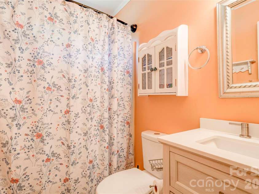 201 Skycrest Avenue, Shelby, NC 28152.  MLS# CAR4373143, YatesRealty ID 15150. Bathroom