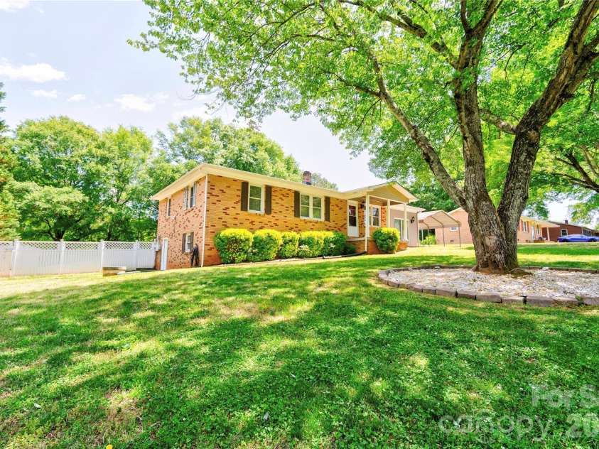 201 Skycrest Avenue, Shelby, NC 28152.  MLS# CAR4373143, YatesRealty ID 15150. Front Left