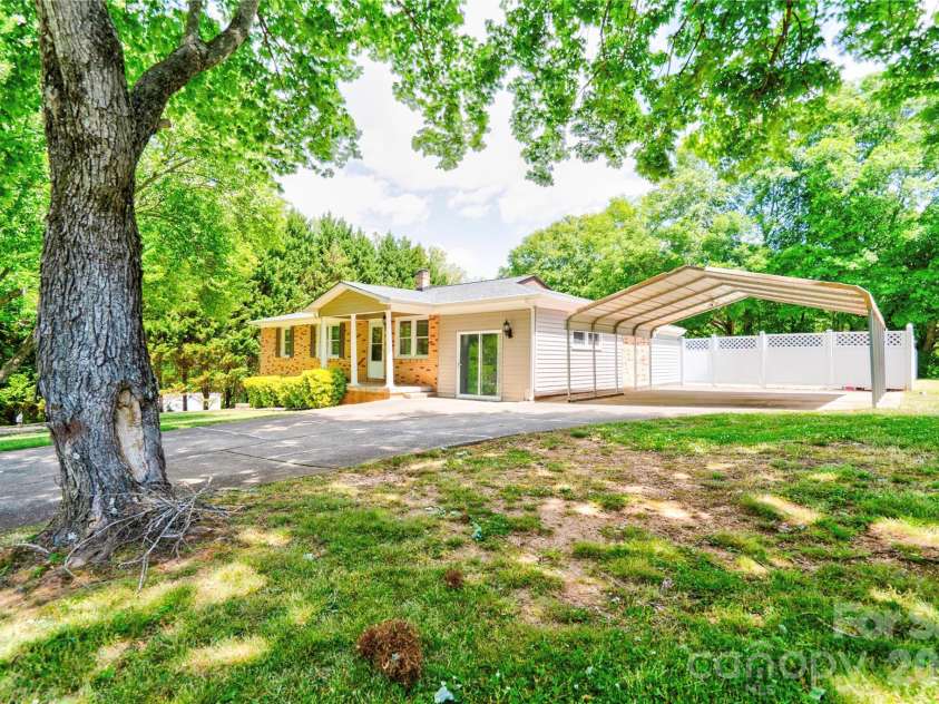 201 Skycrest Avenue, Shelby, NC 28152.  MLS# CAR4373143, YatesRealty ID 15150. Front Right