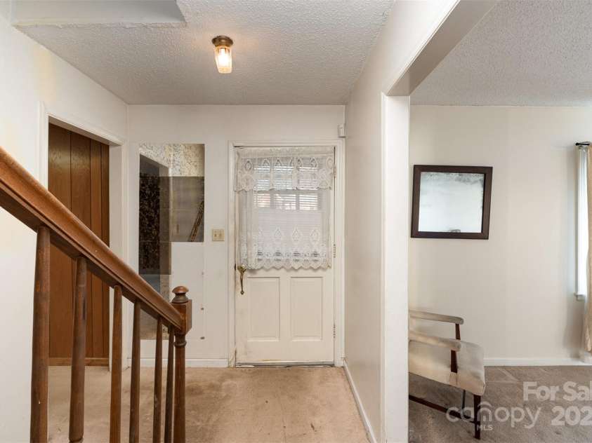 9 Post Oak Place, Salisbury, NC 28147.  MLS# CAR4212005, YatesRealty ID 15152. Entryway