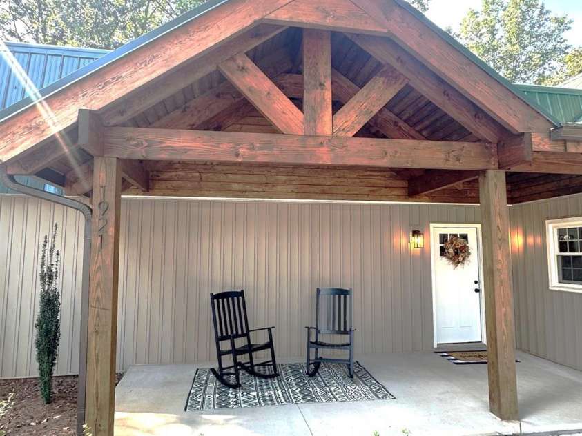 1921 Woodridge Drive, Hickory, NC 28602.  MLS# CAR4301486, YatesRealty ID 15153. 