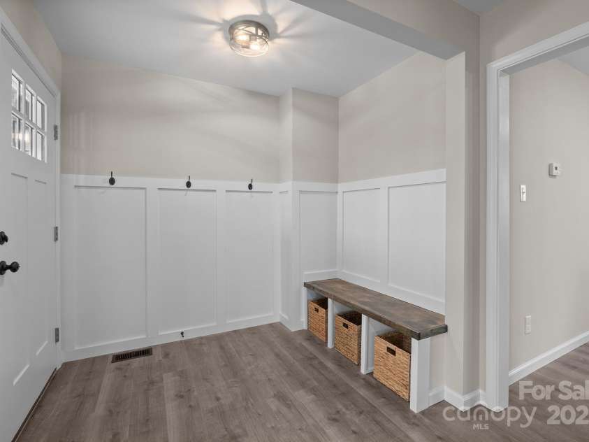 1921 Woodridge Drive, Hickory, NC 28602.  MLS# CAR4301486, YatesRealty ID 15153. 