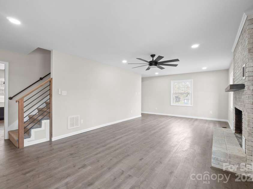 1921 Woodridge Drive, Hickory, NC 28602.  MLS# CAR4301486, YatesRealty ID 15153. 