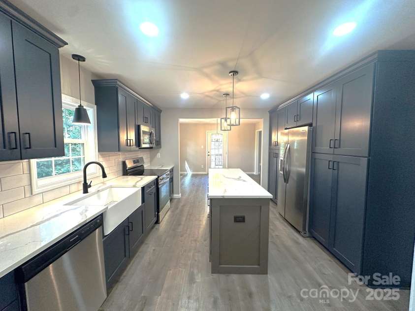 1921 Woodridge Drive, Hickory, NC 28602.  MLS# CAR4301486, YatesRealty ID 15153. 