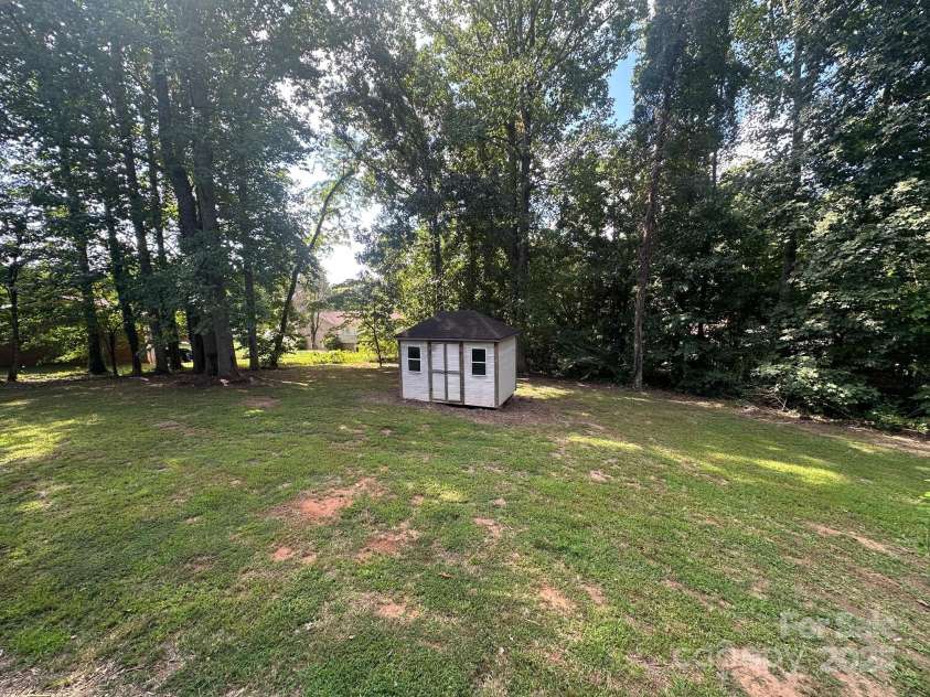 1921 Woodridge Drive, Hickory, NC 28602.  MLS# CAR4301486, YatesRealty ID 15153. 