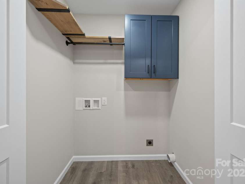 1921 Woodridge Drive, Hickory, NC 28602.  MLS# CAR4301486, YatesRealty ID 15153. Laundry