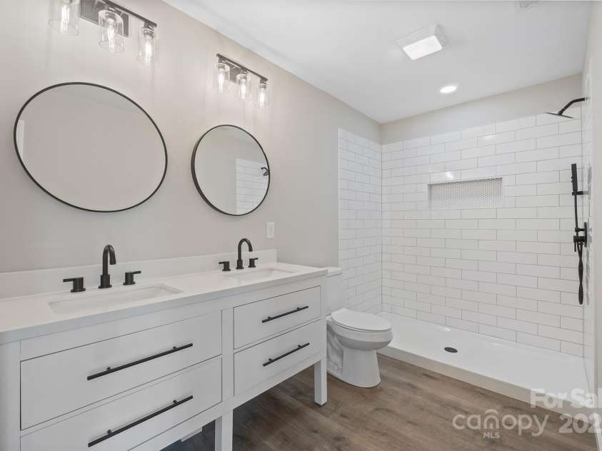 1921 Woodridge Drive, Hickory, NC 28602.  MLS# CAR4301486, YatesRealty ID 15153. Primary Bathroom