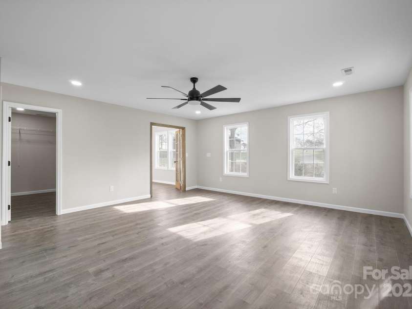 1921 Woodridge Drive, Hickory, NC 28602.  MLS# CAR4301486, YatesRealty ID 15153. Primary Bedroom