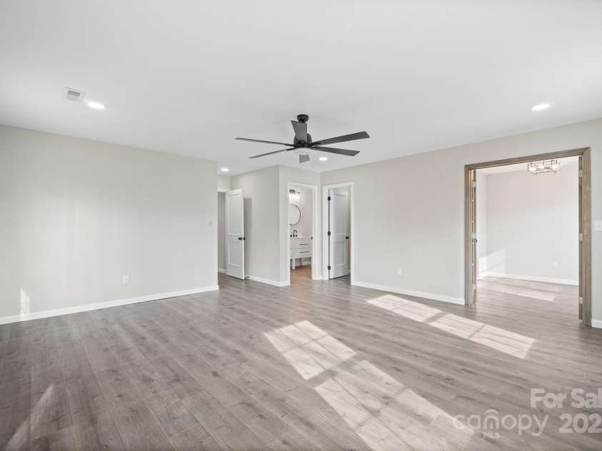 1921 Woodridge Drive, Hickory, NC 28602.  MLS# CAR4301486, YatesRealty ID 15153. Primary Bedroom