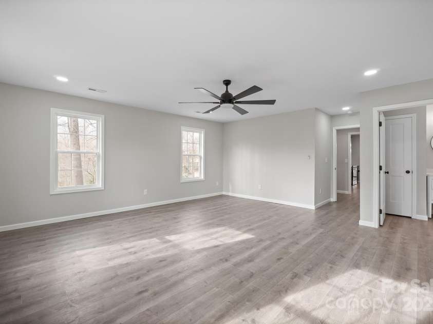 1921 Woodridge Drive, Hickory, NC 28602.  MLS# CAR4301486, YatesRealty ID 15153. Primary Bedroom