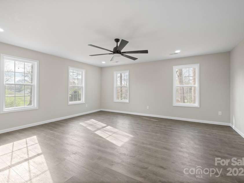 1921 Woodridge Drive, Hickory, NC 28602.  MLS# CAR4301486, YatesRealty ID 15153. Primary Bedroom