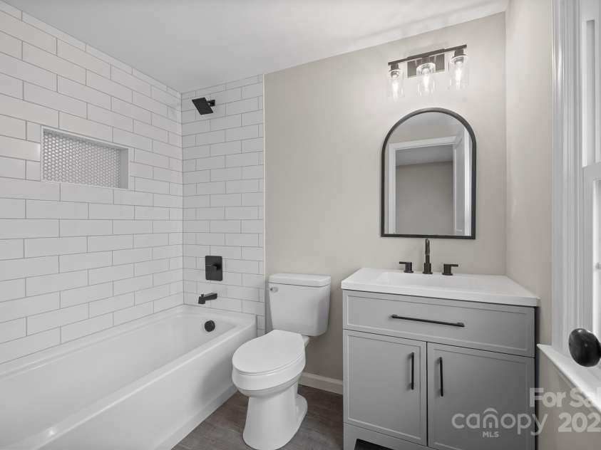 1921 Woodridge Drive, Hickory, NC 28602.  MLS# CAR4301486, YatesRealty ID 15153. Upstairs Bathroom